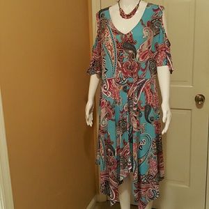 Beige by ECI Cold shoulder Dress size 2x Beautiful